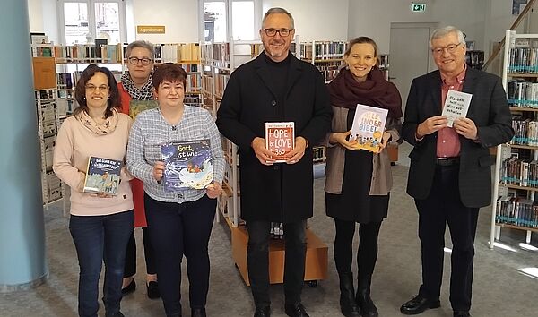 Foto Bücherübergabe